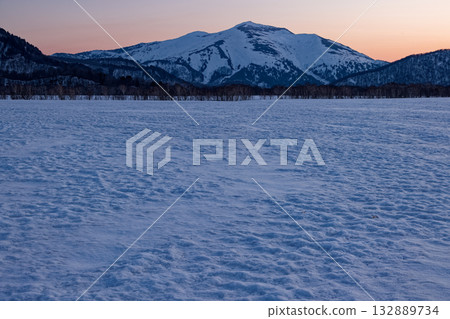 雪季時分，從尾澤原看到的夕陽映照著志布津山。 132889734