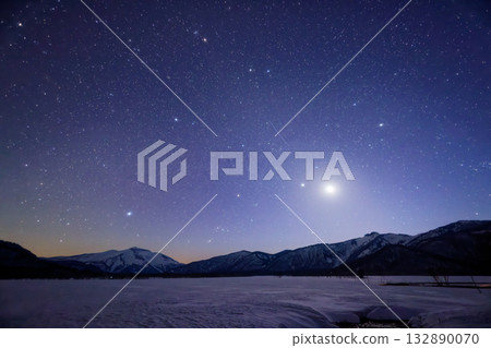 雪季時分，從尾澤原眺望西方的月亮、冬季的星座、志布津岳。 132890070