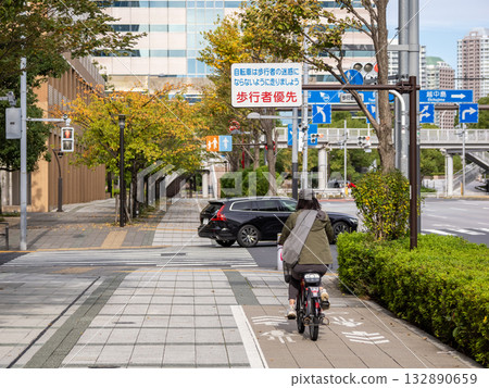 允許自行車通行的人行道,以及「行人優先」的警告標誌 允許自行車通行的人行道,以及「行人優先」的警告標誌 132890659