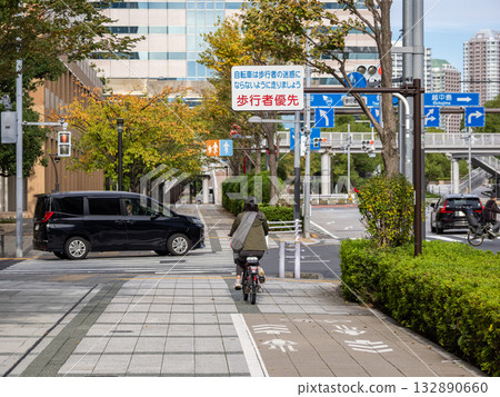允許自行車通行的人行道,以及「行人優先」的警告標誌 允許自行車通行的人行道,以及「行人優先」的警告標誌 132890660