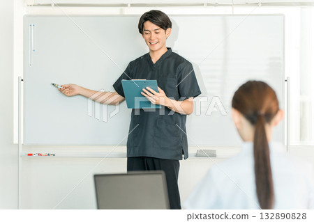 在一次醫學會議上,包括醫生、護士和藥劑師在內的男性工作人員正在白板前進行講解。 在一次醫學會議上,包括醫生、護士和藥劑師在內的男性工作人員正在白板前進行講解。 132890828