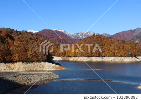 被紅葉包圍的秋天湖（群馬縣奧利根湖八木澤水壩） 132890888