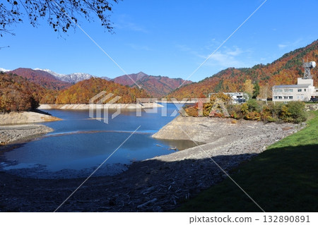 Autumn lake surrounded by autumn leaves (Yagisawa Dam, Lake Okutone, Gunma Prefecture) Autumn lake surrounded by autumn leaves (Yagisawa Dam, Lake Okutone, Gunma Prefecture) 132890891