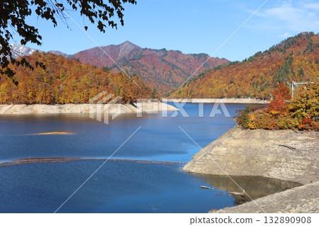 Autumn lake surrounded by autumn leaves (Yagisawa Dam, Lake Okutone, Gunma Prefecture) 132890908