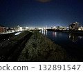 河岸和夜景 132891547