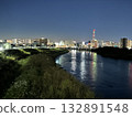 倒映在河水中的夜景 132891548