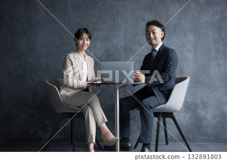一款灰色全包，非常適合商務套裝、銷售和談判場合。 132891803