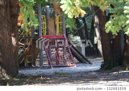 公園景觀，綠樹成蔭，森林茂密，還有遊樂場設施。 132891839