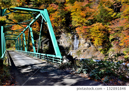 The source of the Oi River and autumn foliage 132891846