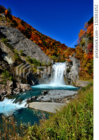 The source of the Oi River and autumn foliage 132891852