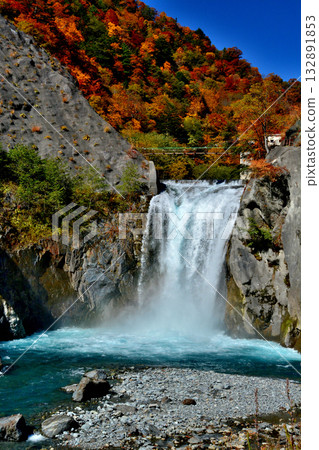 The source of the Oi River and autumn foliage 132891853