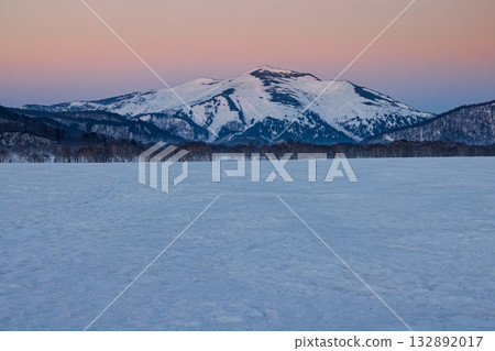 Ozegahara in the snowy season and Mount Shibutsu at dawn seen from Miharashi 132892017