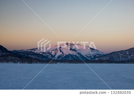 從三晴望去,可以看到雪季的尾瀨原山和晨曦中的澀佛岳。 從三晴望去,可以看到雪季的尾瀨原山和晨曦中的澀佛岳。 132892030