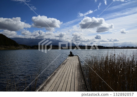 Pier over the lake and Mount Fuji 132892057