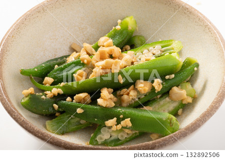 Okra with peanuts 132892506