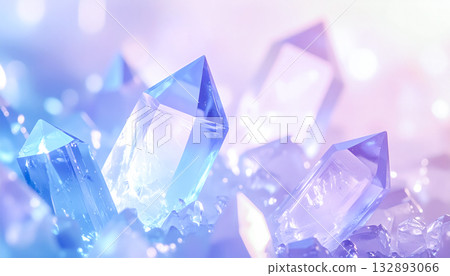 透明水晶（紫藍色）在光線下閃閃發光 132893066