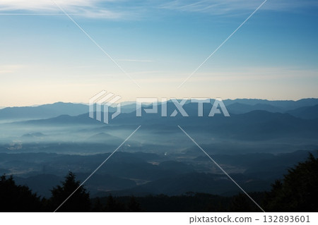 初冬的青山高原：從三角測量點看到的倏和紀州山脈波浪 132893601