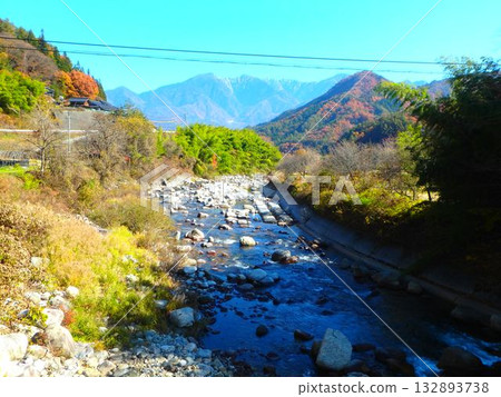 Autumn scenery of Agematsu town overlooking a stream and the Central Alps 132893738