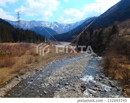 早春的尼奧河，白雪皚皚的山峰和初生的山谷 132893745