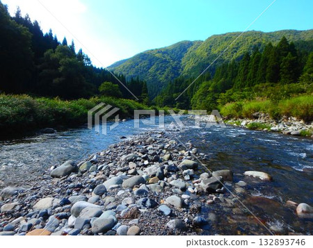 Neo River in early summer, a clear stream surrounded by blue skies and greenery 132893746