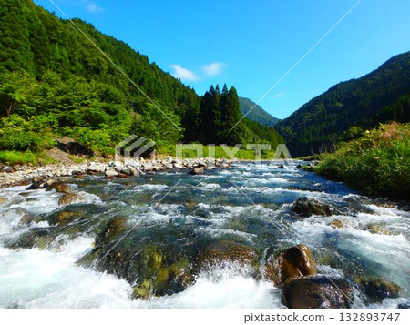 夏季的尼奧河，清澈的河水氾著白色的波浪，河谷綠意盎然。 132893747