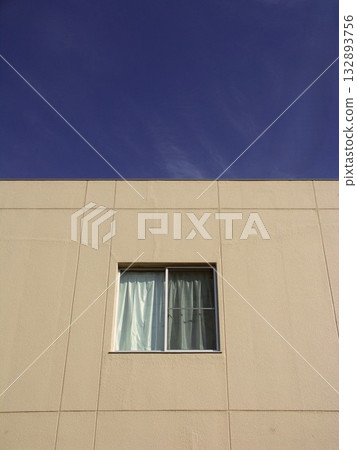 醫院的窗戶，窗簾緊閉，牆壁，以及春日的藍天。 132893756