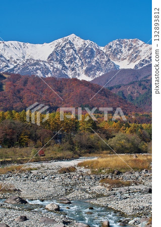 Hakuba's three-tiered autumn foliage and Matsukawa River from Hakuba Bridge Hakuba's three-tiered autumn foliage and Matsukawa River from Hakuba Bridge 132893812