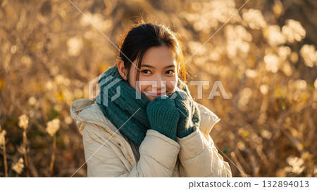 一張女子身穿外套站在寒冷環境的照片 132894013