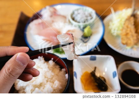 Delicious sashimi set meal 132894108