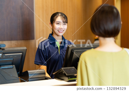 一位在健身房前台工作的年輕女員工。照片由Sports Club & Sauna Spa Renaissance Makuhari 24提供。 132894329