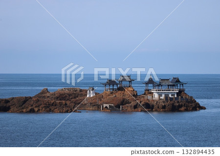 Hiyoriyama Coast - Ushirogashima Island floating in the sea 132894435