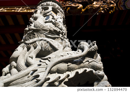 建築細節：龍柱上雕刻的日式雲紋。 132894470