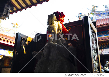 海洋守護神:阿州寺中媽祖的宏偉雕像 海洋守護神:阿州寺中媽祖的宏偉雕像 132894529