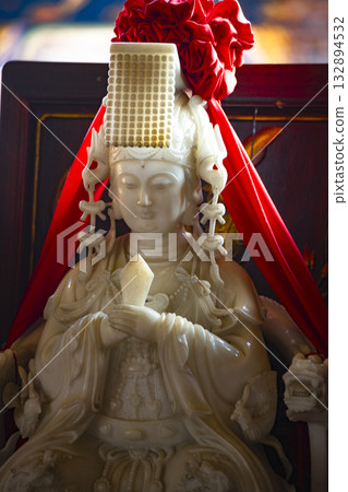 海洋守護神:阿州寺中媽祖的宏偉雕像 海洋守護神:阿州寺中媽祖的宏偉雕像 132894532