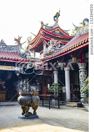 建築細節:精美的陵墓方形結構和彩色碎片 建築細節:精美的陵墓方形結構和彩色碎片 132894850