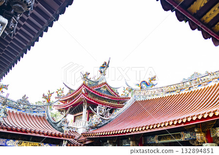 建築細節：精美的陵墓方形結構和彩色碎片 132894851