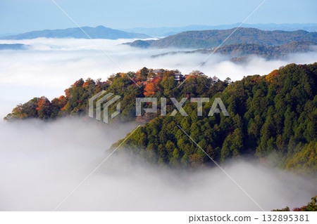 秋葉映襯下的空中山城 2517 132895381