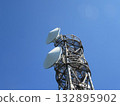 拋物面天線在藍天下閃閃發光 132895902