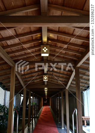 乃木神社：通往三修殿的走廊 132896237