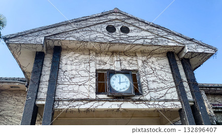 一座令人懷舊的已關閉的校舍 132896407