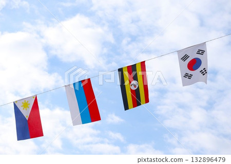 秋日的天空飄揚著世界各國的國旗 132896479