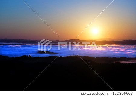 Sunrise and sea of clouds 2228 132896608