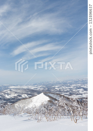 Snowy mountains and blue sky seen from the mountains of Hokkaido 132896637