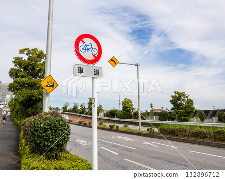 Sign prohibiting bicycles from riding on the road 132896712