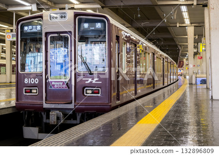 【大阪梅田站】一列神戶本線的普通列車正在等待發車。 【大阪梅田站】一列神戶本線的普通列車正在等待發車。 132896809