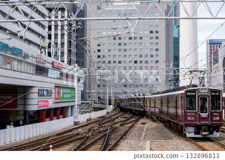 [Osaka Umeda Station] A local train on the Kobe Main Line departing from Umeda Station 132896811