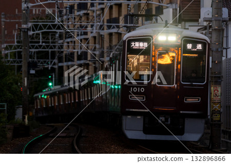 【阪急神戶本線】清晨開往梅田方向的當地列車 【阪急神戶本線】清晨開往梅田方向的當地列車 132896866