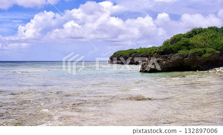 The coast of Tarama Island in the Yaeyama Islands, Okinawa Prefecture 132897006