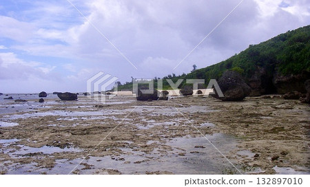 The coast of Tarama Island in the Yaeyama Islands, Okinawa Prefecture 132897010