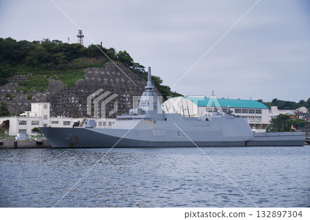 停泊在橫須賀港的船隻 132897304